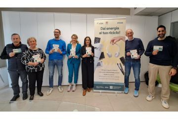 rappresentanti dell'Associazione Anziani di Passirana, esponenti di Aser, l'assessora Valentina Giro e l'assessore Paolo Bianchi nella sede Aser