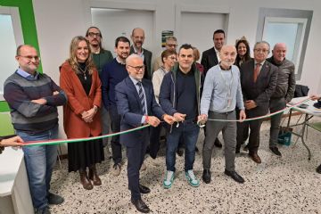 Il  taglio del nastro davanti allo Sportello GAP
