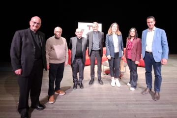 Da sinistra monsignor Norberto Donghi, Fiorenzo Grassi, monsignor Mario Delpini, don Marco Bove, Cristina Arcidiacono, Valentina Giro e Andrea Orlandi