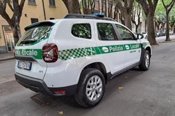 pattuglia polizia locale centro città