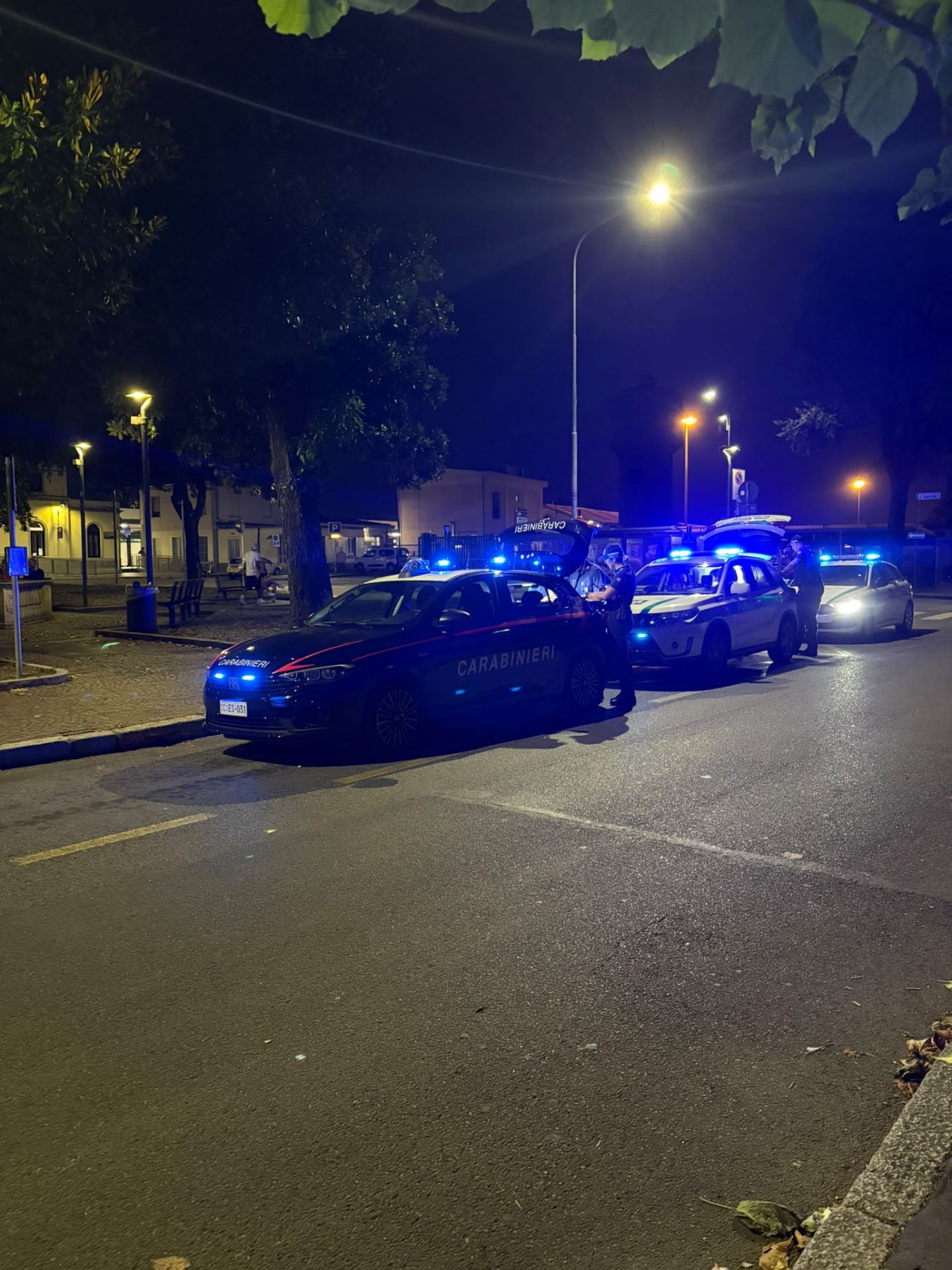 macchine della polizia locale di Rho e dei carabinieri