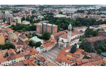 Nella foto una veduta del centro e di Piazza San Vittore dall'alto