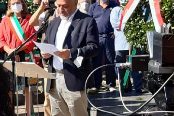 Massimo Castoldi, nipote di Salvatore Principato martire di Piazzale Loreto, e autore del libro " Piazzale Loreto. Milano, l’eccidio e il contrappasso" -  dietro il Vice Sindaco di Milano Anna Scavuzzo.