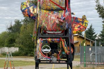  scultura realizzata con pezzi di auto
