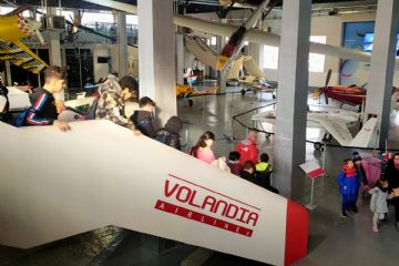 ragazzi in visita al Museo del volo