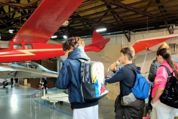 ragazzi in visita al Museo del volo
