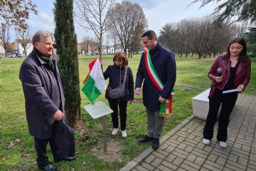 I genitori di Luca Attanasio scoprono la targa al Giardino dei Giusti
