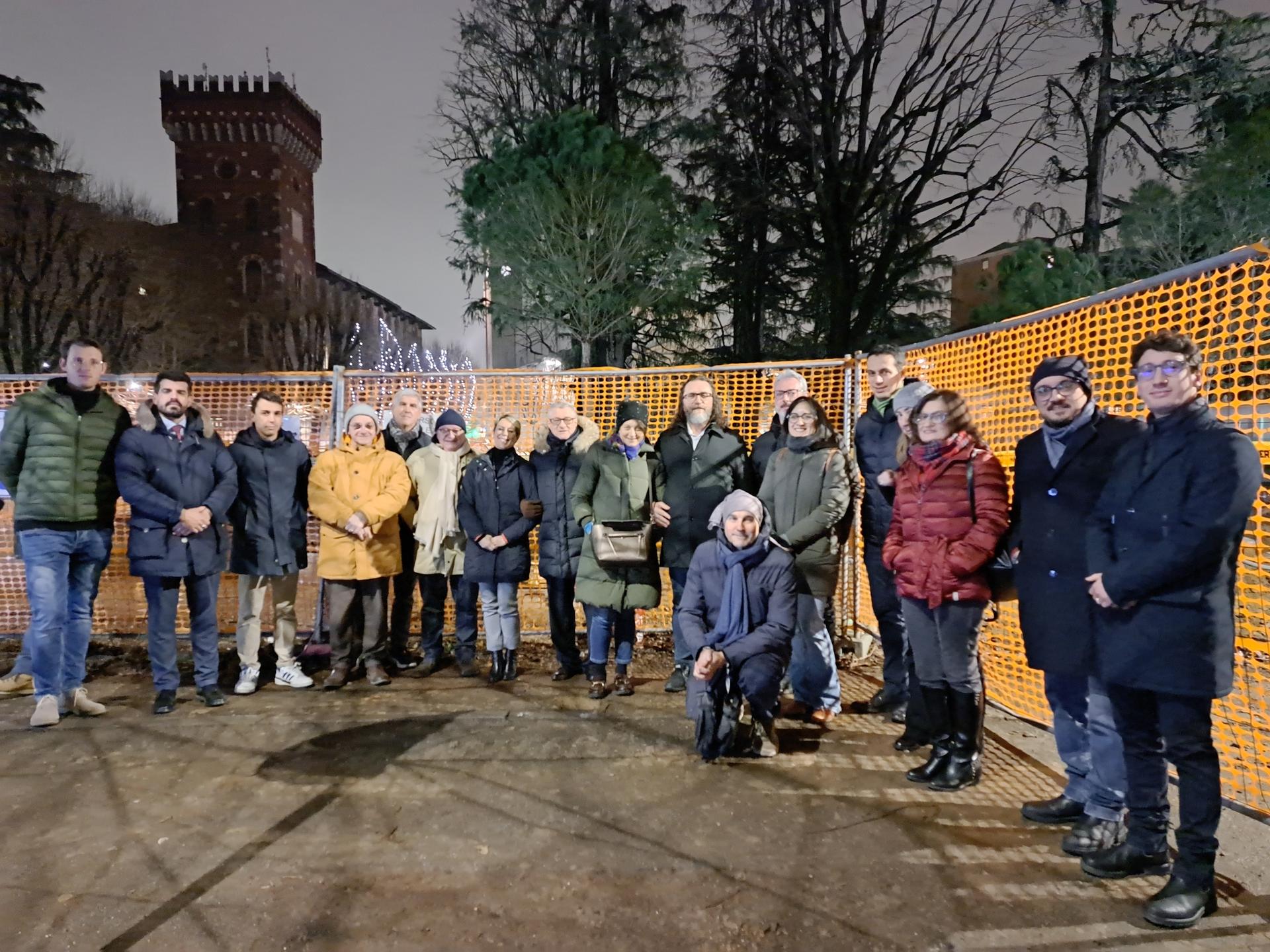 
I consiglieri comunali con il SIndaco Andrea Orlandi, il vicesindaco Maria Rita Vergani, le assessore Valentina Giro ed Emiliana Brognoli e, al centro, l'architetto Paolo Montafia in piazza Visconti