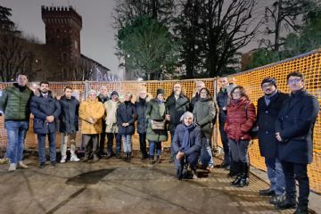 
I consiglieri comunali con il SIndaco Andrea Orlandi, il vicesindaco Maria Rita Vergani, le assessore Valentina Giro ed Emiliana Brognoli e, al centro, l'architetto Paolo Montafia in piazza Visconti