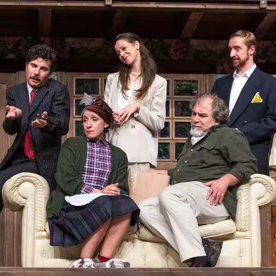 alcuni attori dello spettacolo un uomo e una donna seduti sul divano e altri tre attori in piedi, due uomini e una donna