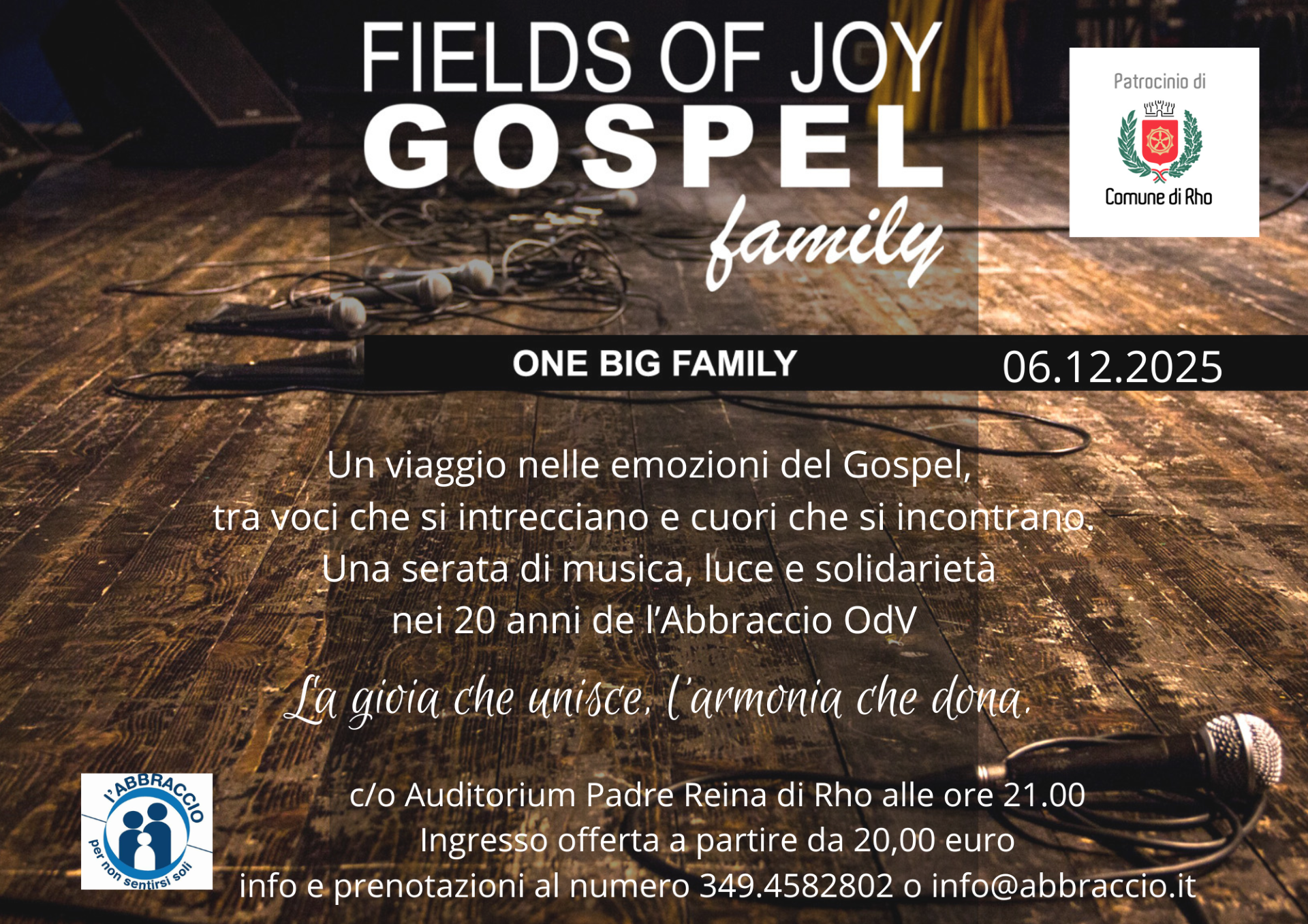 Titolo Fields of joy Gospel family dei microfoni su un palcoscenico in legno scuro