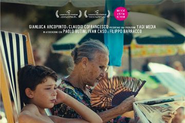 locandina del film Gioia  Mia  - Nico protagonista bambino in spiaggia seduto sulla sdraio vicino alla zia anziana