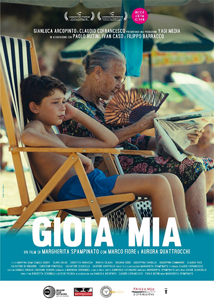 locandina del film Gioia  Mia  - Nico protagonista bambino in spiaggia seduto sulla sdraio vicino alla zia anziana