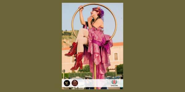 carnevale donna con abito rosa a balze  in un cerchio