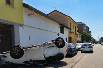 macchina ribaltata in via Ghisolfa