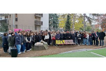 autorità e studenti attorno alla lapide e alla panchina dedicate a Lea Garofalo.