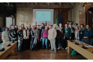 Foto di gruppo con i nuovi assunti al Comune di Rho insieme alla dirigente Emanuela Marcoccia e allo staff delle risorse umane.
