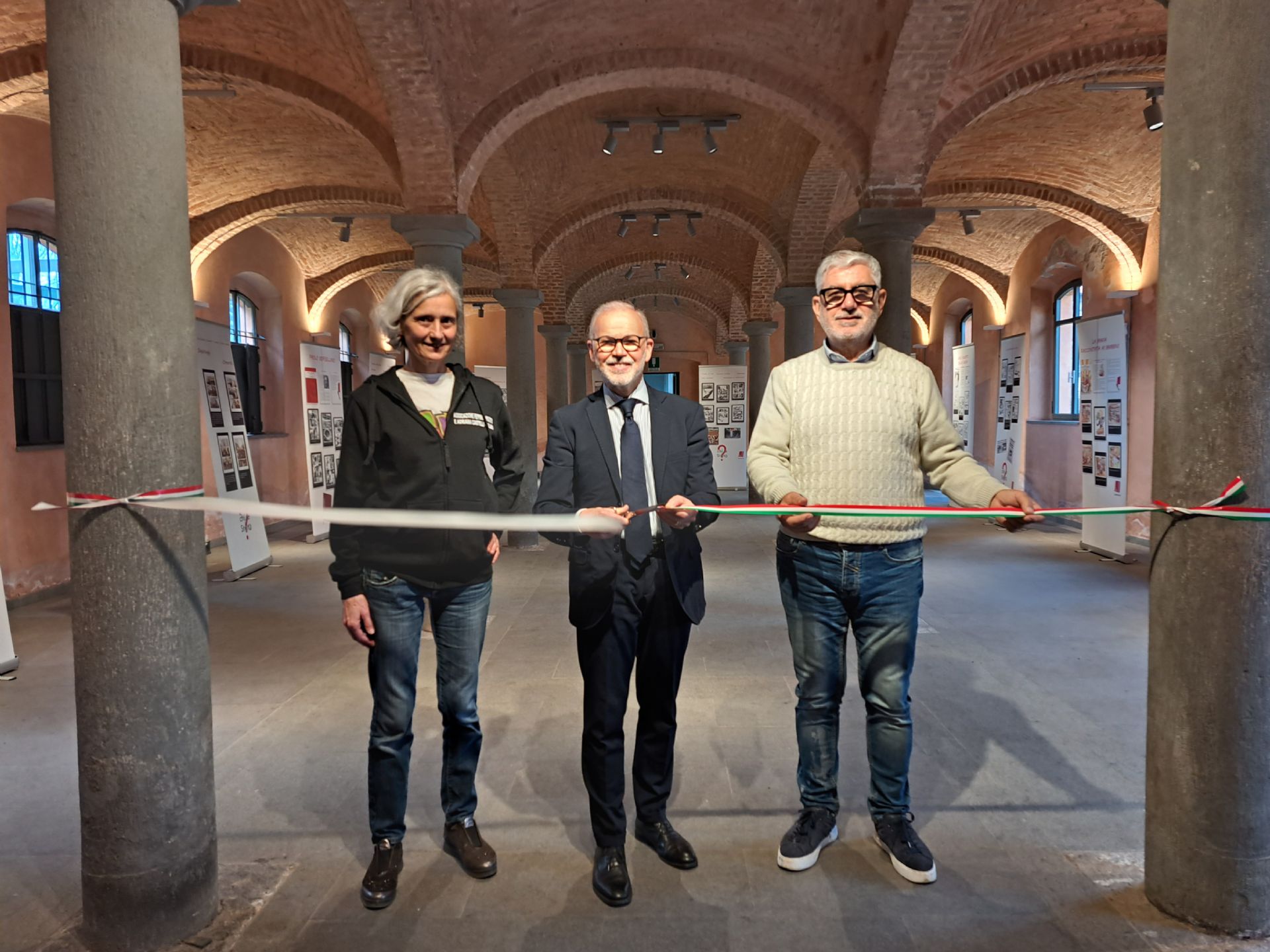L’assessore alla Legalità Nicola Violante al taglio del nastro con esponenti dell’Associazione Peppino Impastato Adriana Castelli di Milano, curatori della mostra