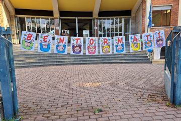 Lo striscione di benvenuto della scuola di via Tevere, simbolicamente rivolto a tutti i bambini e ragazzi di Rho