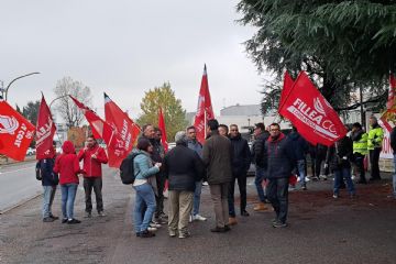  il Sindaco al presidio dei lavoratori lo scorso 17 novembre