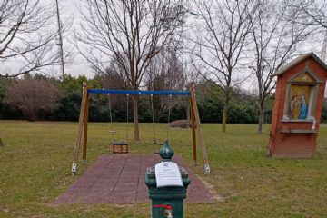 fontana in un parco giochi con indicazione di chiusura periodo invernale