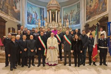 Il  Sindaco, il Prevosto, monsignor Raimondi e le autorità locali