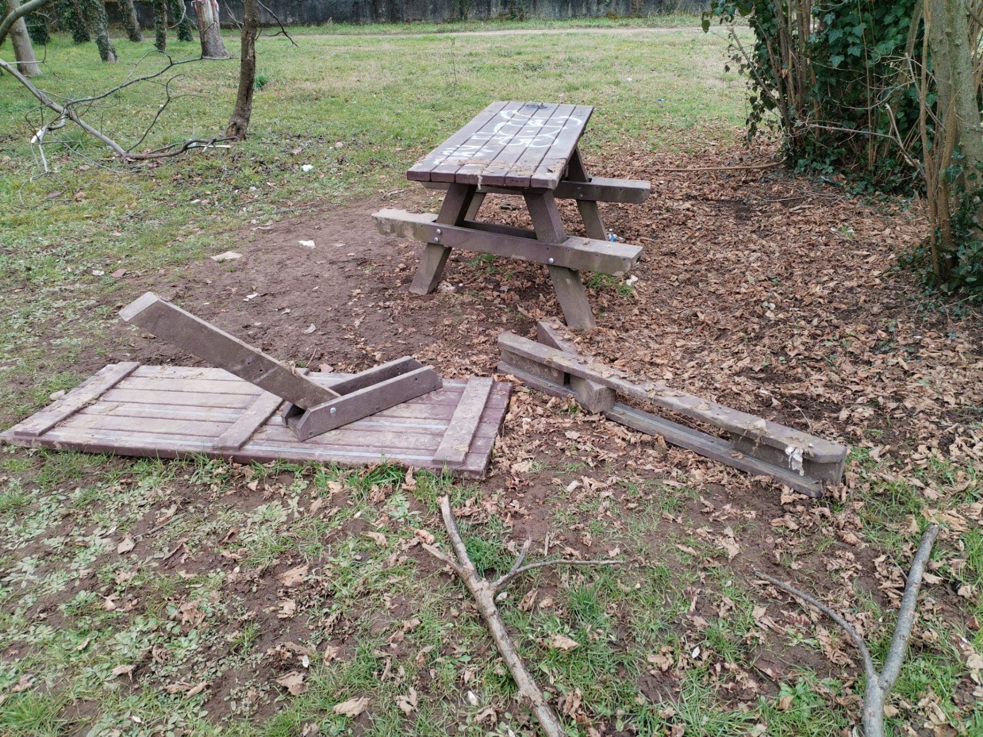 I tavoli da pic nic devastati al parco