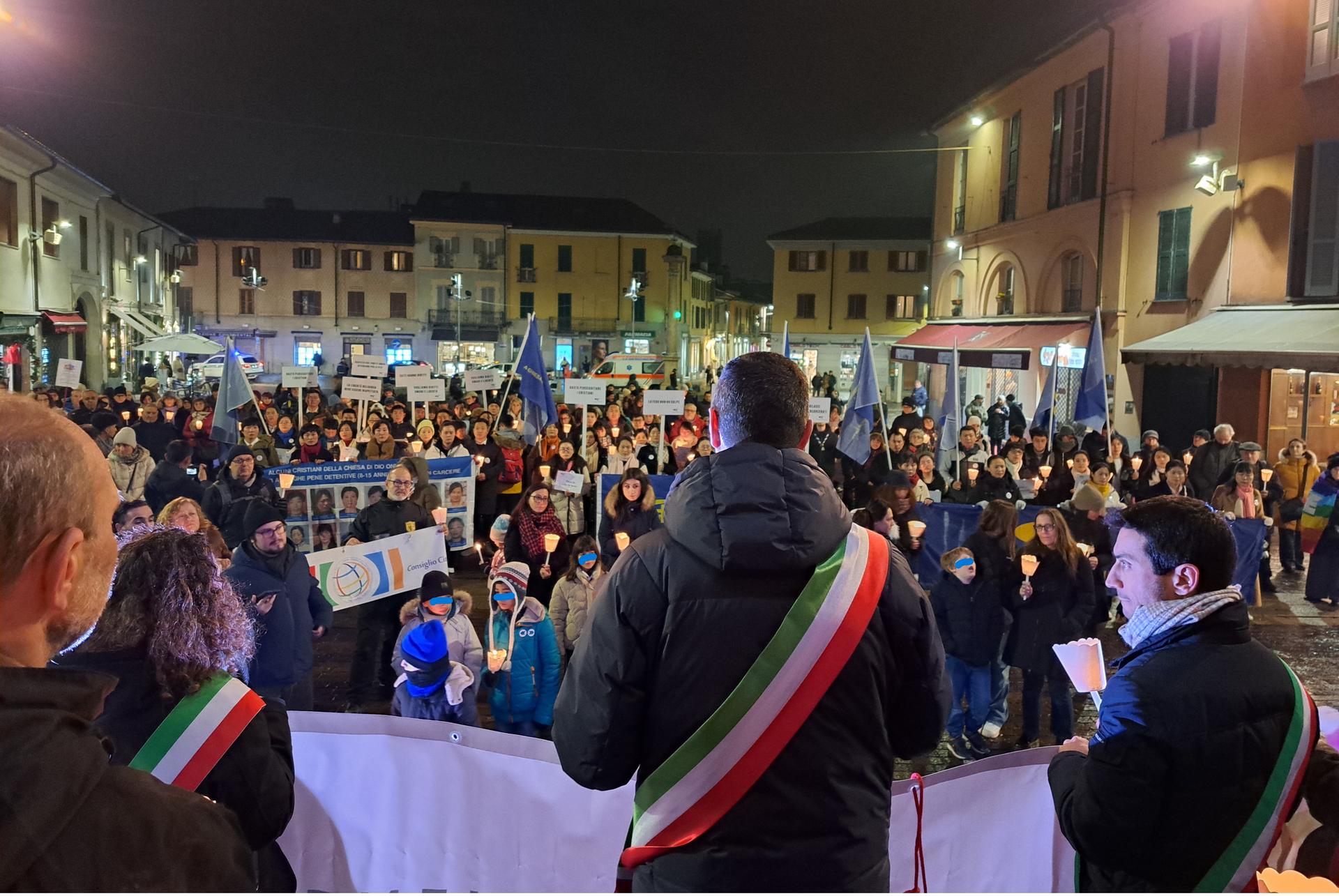 il discorso del Sindaco Orlandi davanti ai tanti partecipanti in piazza San Vittore a Rho al termine della fiaccolata