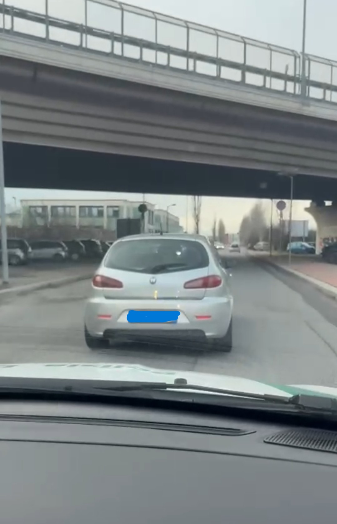 L'auto inseguita lungo le strade della città