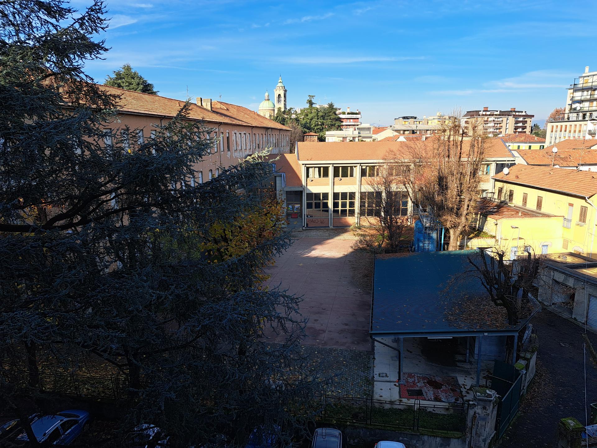 L'area della piastra in via De Amicis dietro la ex scuola elementare Marconi