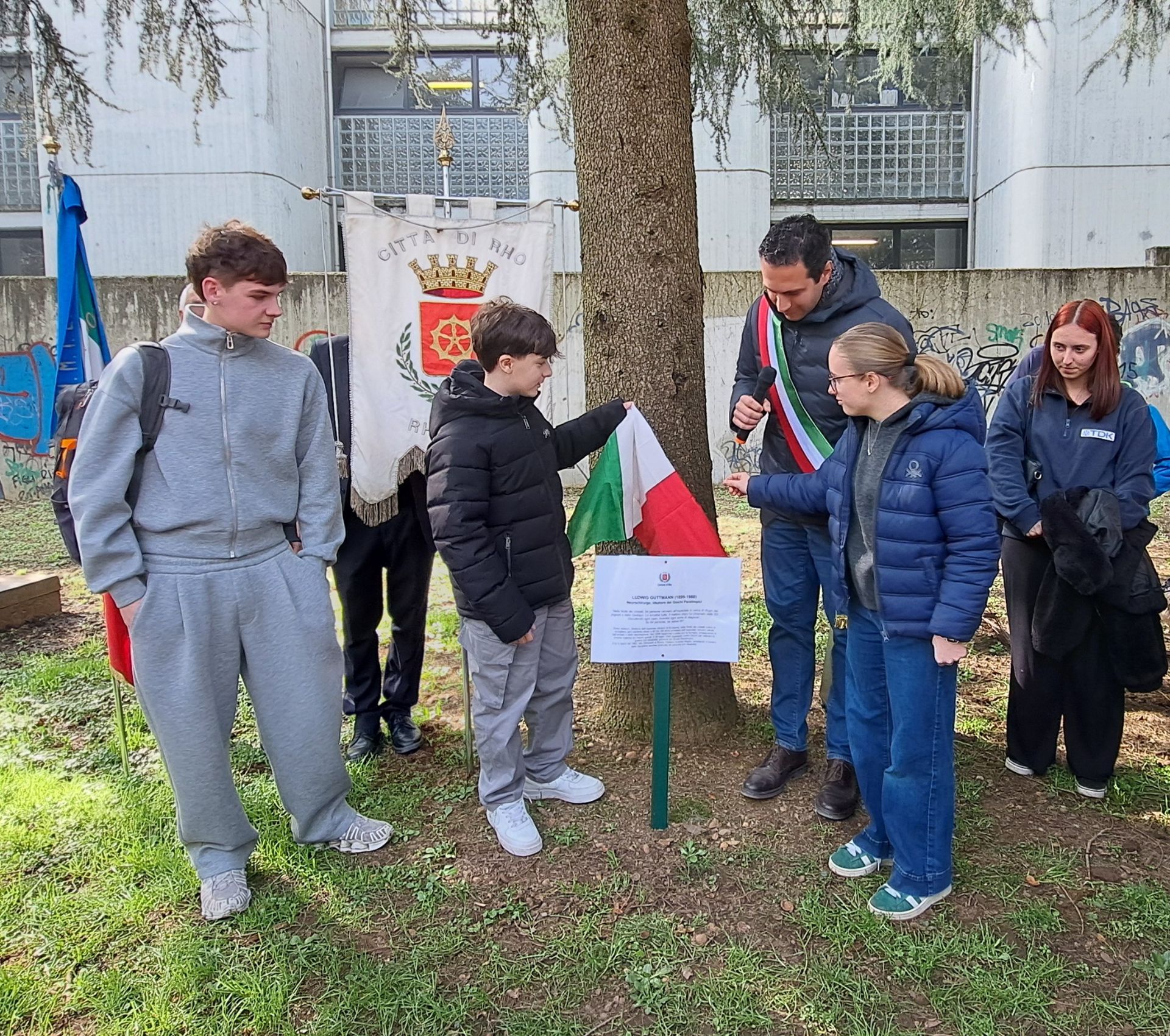 Lo svelamento di una delle targhe