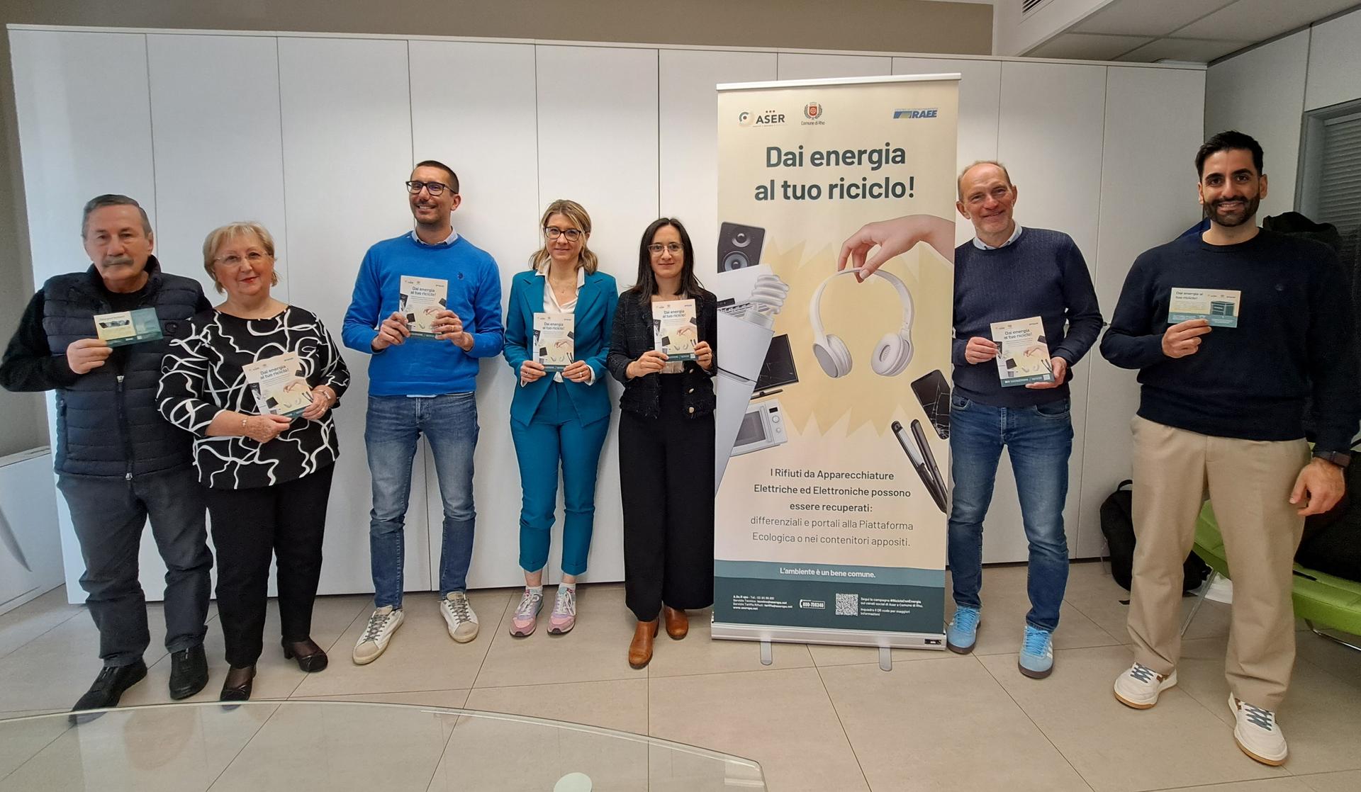 rappresentanti dell'Associazione Anziani di Passirana, esponenti di Aser, l'assessora Valentina Giro e l'assessore Paolo Bianchi nella sede Aser