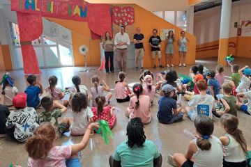 Nella foto Sindaco Andrea Orlandi Vicesindaco Maria Rita Vergani assessore Paolo Bianchi alcuni educatori ei ragazzi del centro estivo