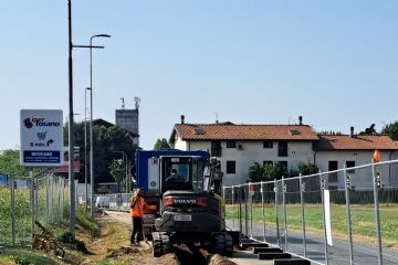 Il cantiere in corso su via Lainate, nel tratto compreso tra la strada per Cascina Fara e la Statale 33 del Sempione