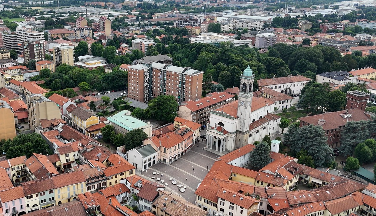Nella foto una veduta del centro e di Piazza San Vittore dall'alto