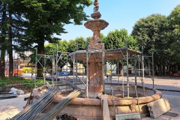 Nella foto la fontana durante il montaggio dei ponteggi  