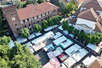 Piazza Visconti mercato storico del lunedì dall'alto