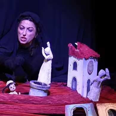 scena con attrice e cartonato casetta e figurine