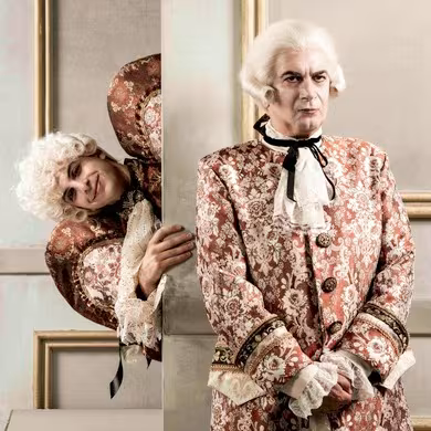  Davanti attore in costume che interpreta  Mozart e dietro attore in costume che interpreta Salieri.