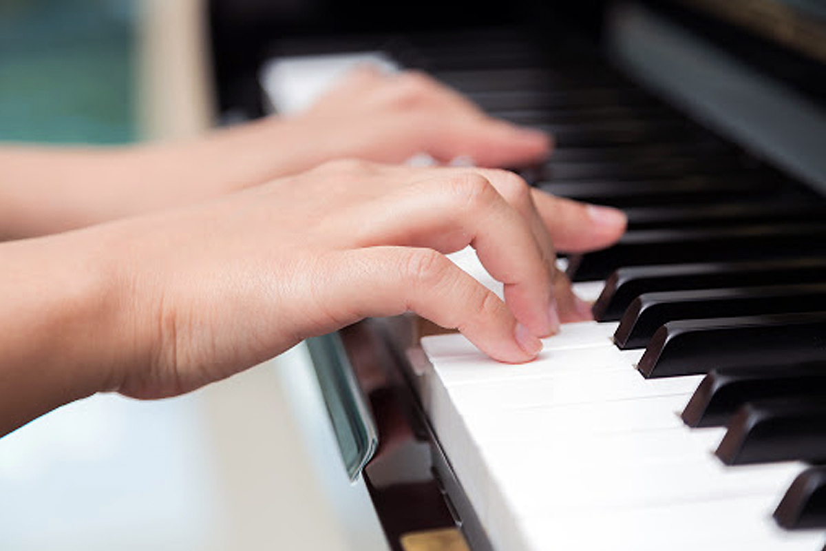 mani su pianoforte