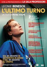 locandina film protagonista principale vestita con camice blu sguardo rivolto verso l altor appoggiata alla parete