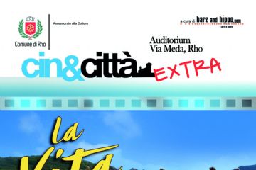 Locandina film La Vita va così cin&città extra. Immagine grafica spiaggia mare una mucca alcune persone e un pecchio pastore con il suo cane.