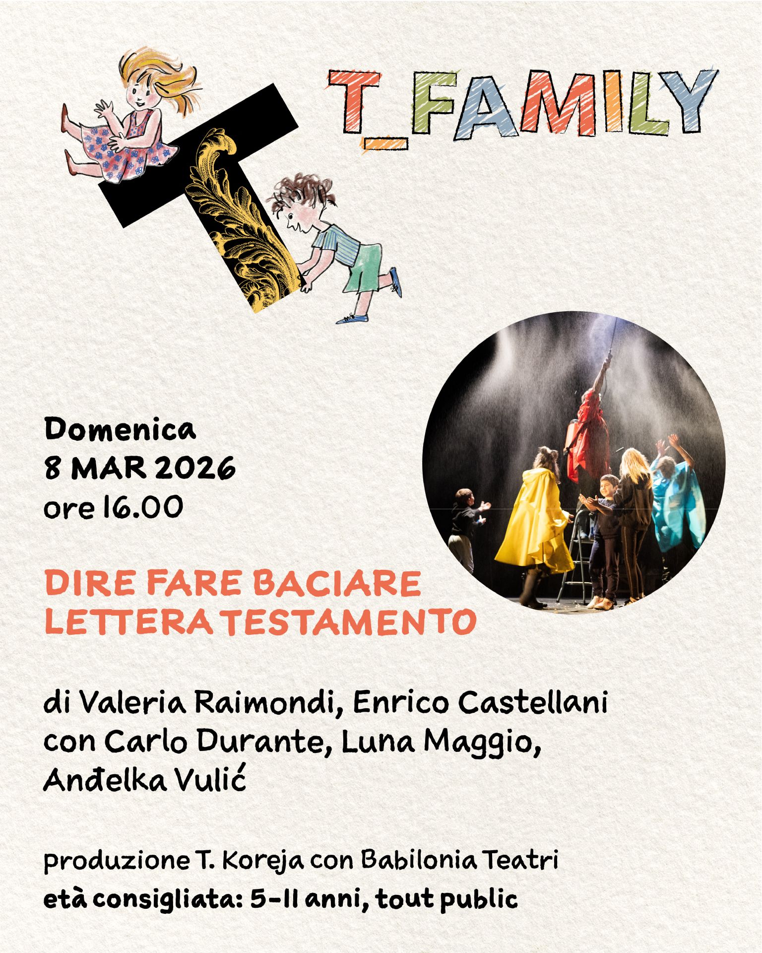 scena con attori e con mantelline colorate, una scala e un attore che sta in piedi sulla scala