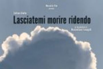 locandina film con titolo e grande nuvola nel cielo e monte con alberi