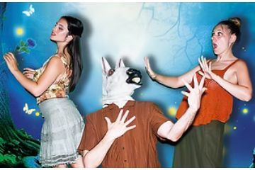 teatranti con maschere 