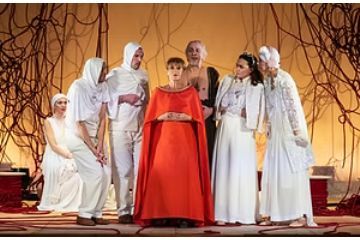 Lella Costa al centro della scena e altri attori e attrici