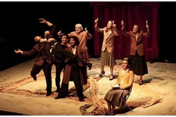 Nove attori in scena