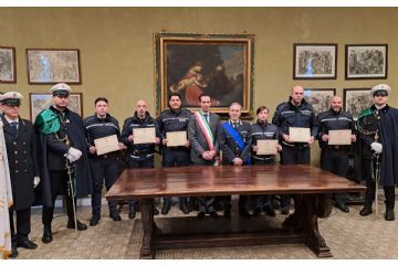 gli agenti premiati con il Sindaco Andrea Orlandi e il Comandante Antonino Frisone