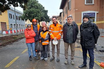 il sopralluogo in via Porta Ronca. Da sinistra: Valentina Giro, Paolo Montafia, Edoardo Marini, Annapaola Menotti, Andrea Orlandi, Angelo Lombardi e Luigi Fregoni