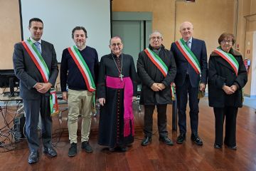 Il Sindaco Andrea Orlandi con i rappresentanti di Pero, Settimo, Cornaredo e l'Arcivescovo Mario Delpini